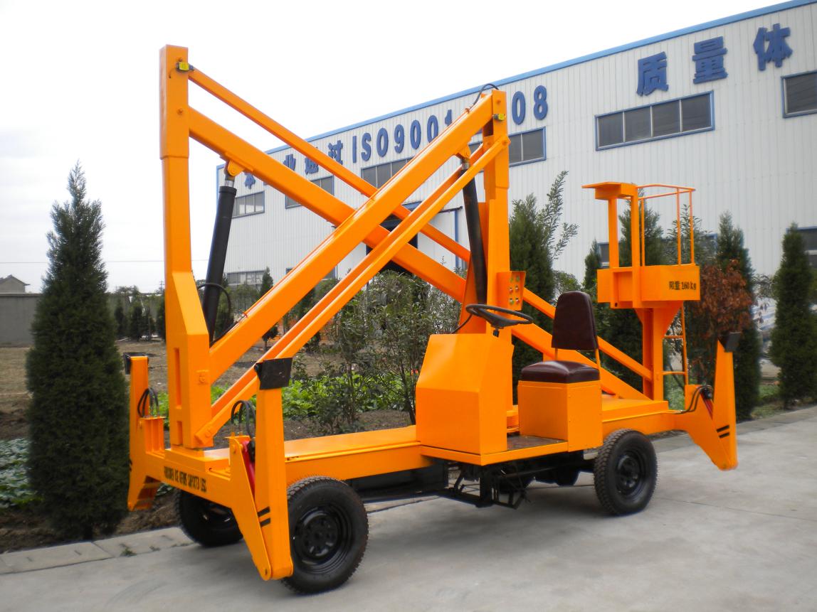 Self-propelled articulated lift