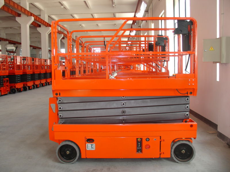 Self-propelled scissor lift